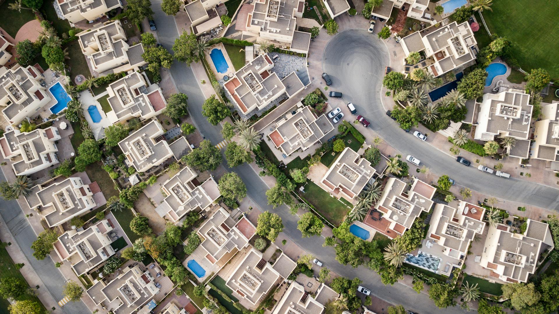 A bird 's eye view of many houses and streets.